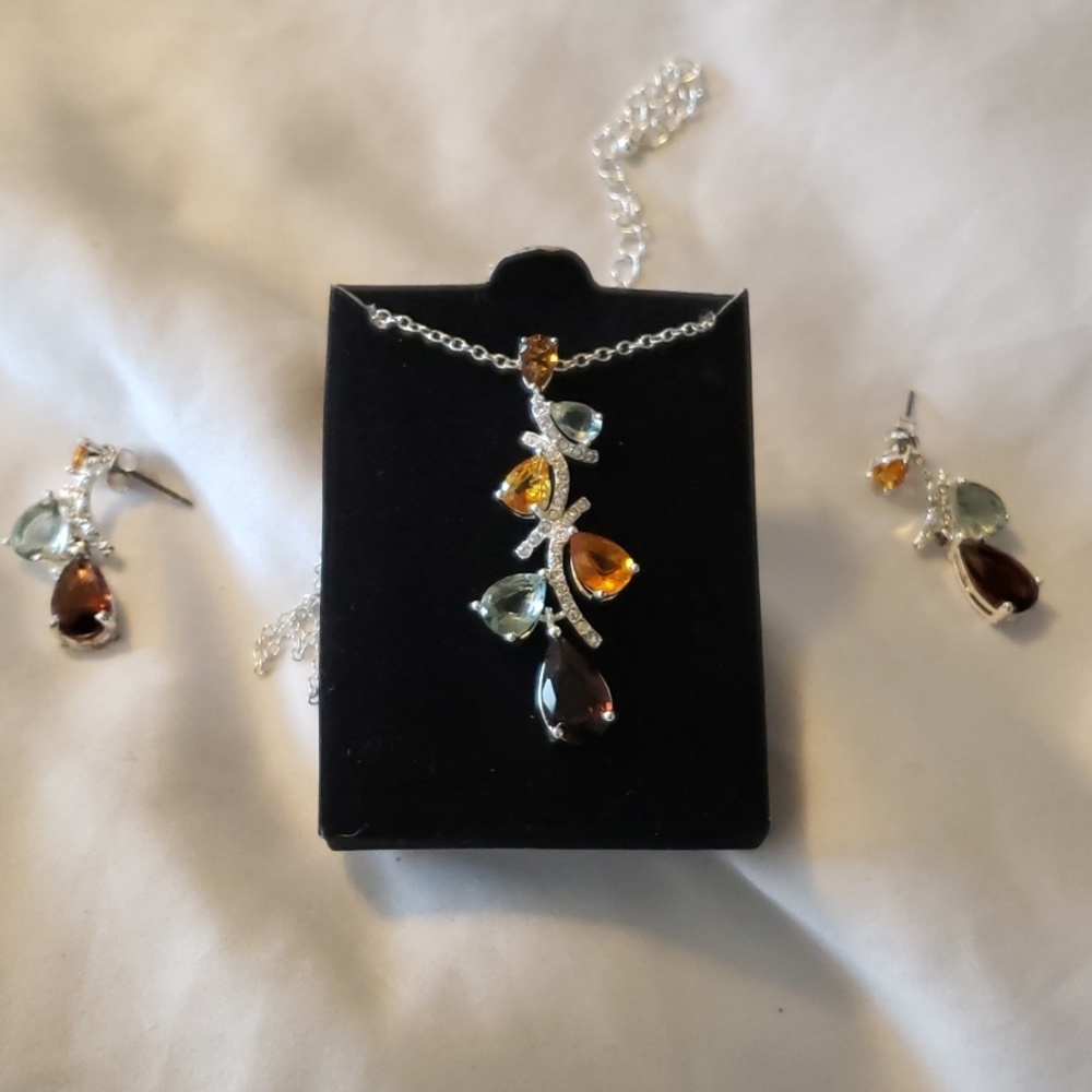 AVON JEWELRY - Picture 2 of 3